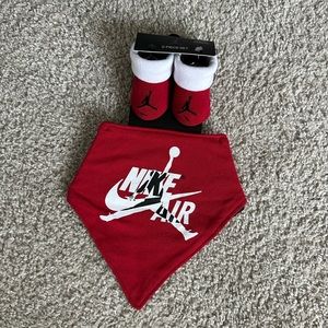 NIKE AIR JORDAN BIB AND BOOTIES SET | baby/infant